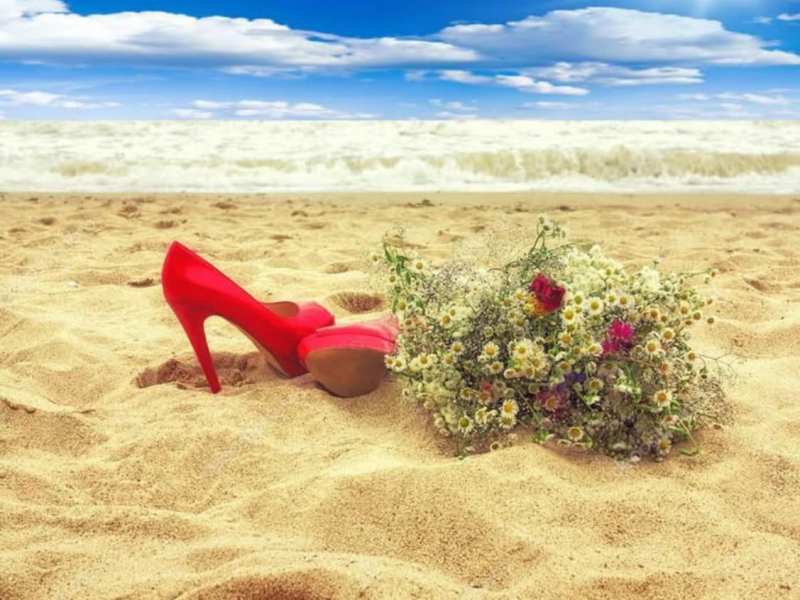 25 novembre – Giornata internazionale contro la violenza sulle donne – “Ho lasciato le mie scarpe Rosso Amore e un mazzo di fiori in riva al mare, per non dimenticare.” 
